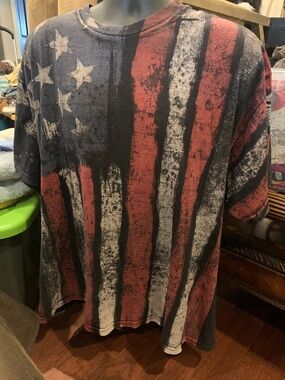 Men’s patriotic tee distressed